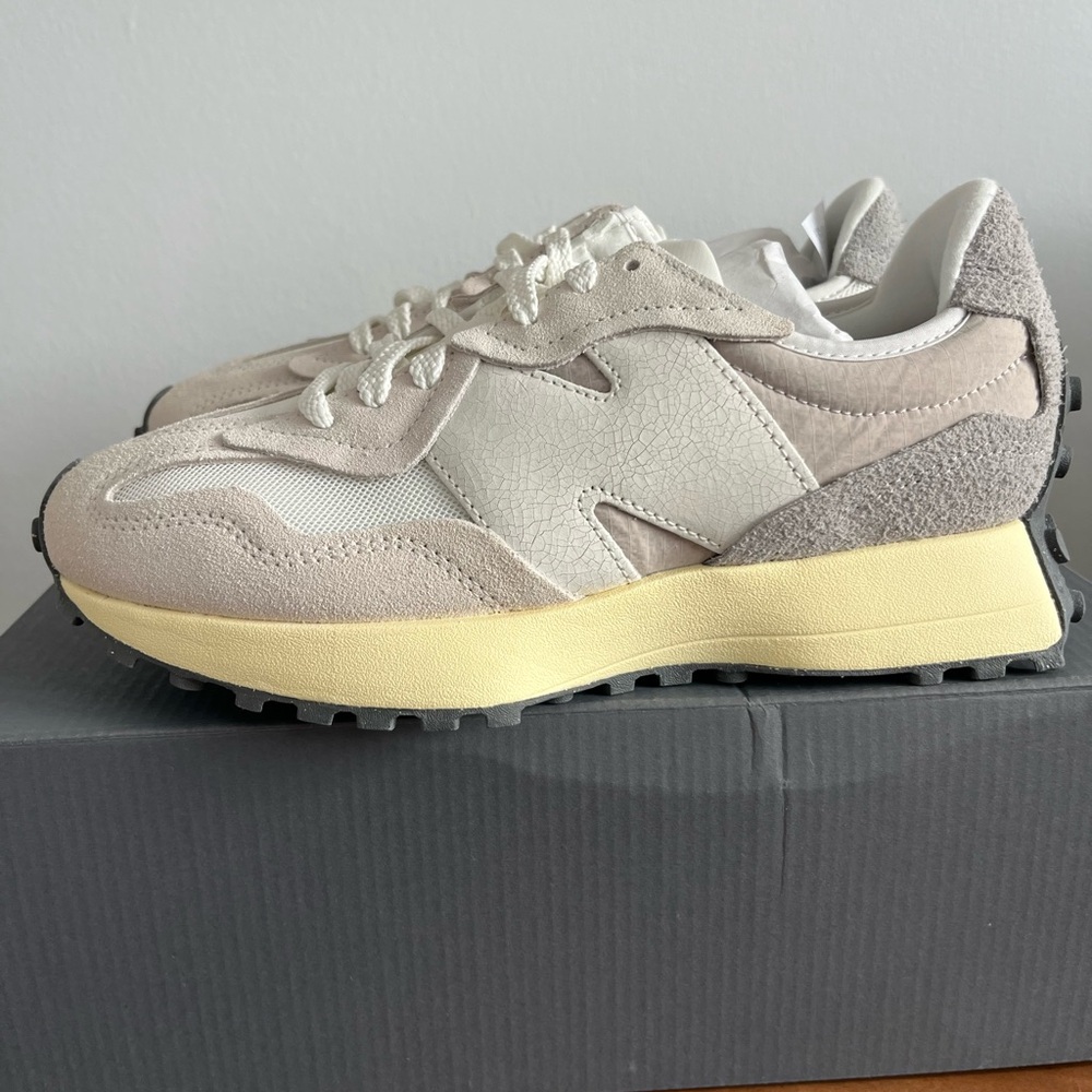 New Balance 327 - Picture 3 of 4